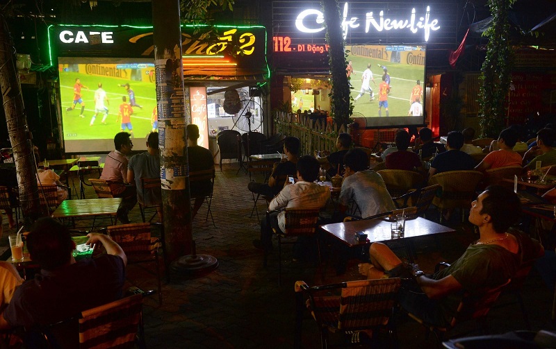 Máy chiếu bóng đá giúp quán cà phê của bạn trở nên đông đúc mỗi dịp World Cup đến