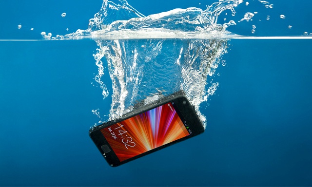 Điện thoại bị rơi xuống nước có khả năng bị loang mực