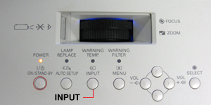 Bấn nút input dể chọn nguồn vào cho máy chiếu Panasonic