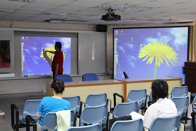 Máy chiếu thể thiện bài giảng với các biểu đồ nhiều màu sắc