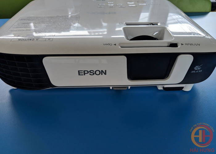 Mặt trước máy chiếu EPSON EB-X41 với thiết kế tiêu chuẩn
