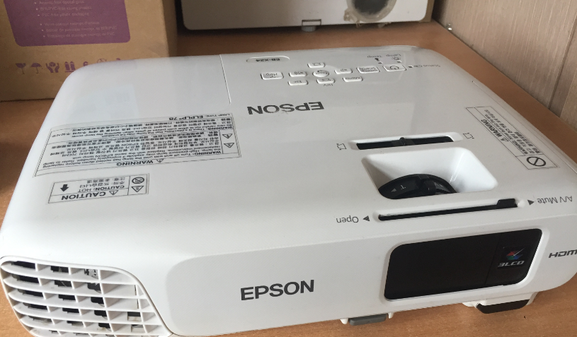 Máy chiếu Epson S18 giá rẻ, cấu hình cao