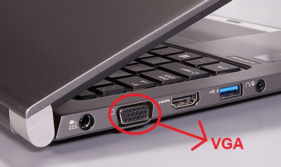 Cổng HDMI và cổng VGA trên laptop