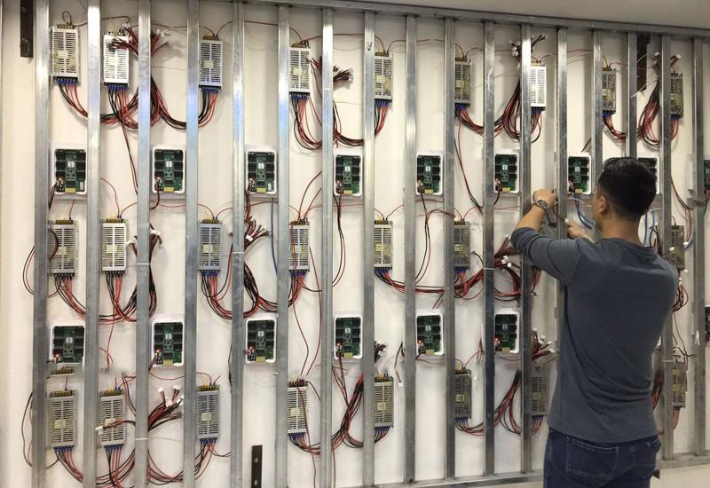 Đảm bảo các cáp kết nối màn hình LED phải chắc chắn