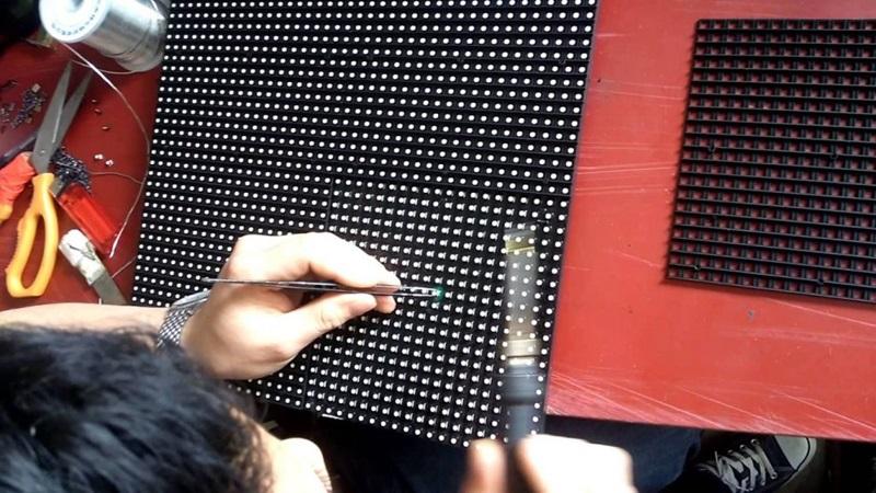 Bóng LED hỏng khiến màn hình LED bị chia đôi