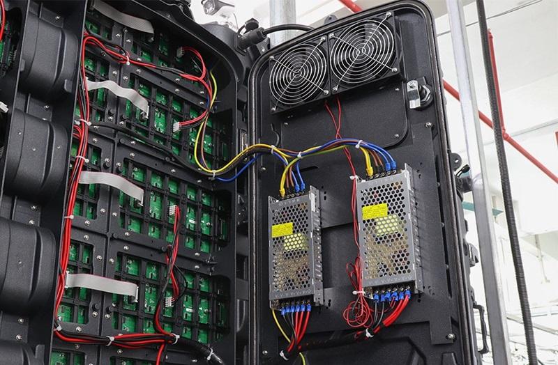 Cáp kết nối lỏng lẻo có thể là nguồn căn khiến màn hình LED bị nhiễu khi sử dụng