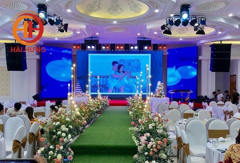 Màn hình LED giúp không gian tiệc cưới trở nên sang trọng hơn