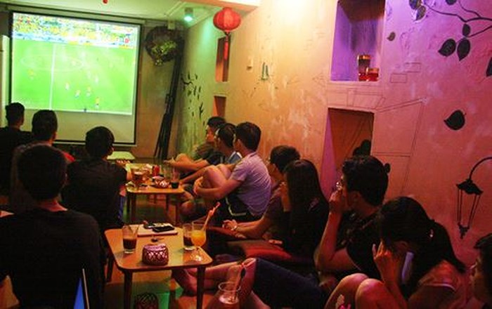 Máy chiếu xem bóng đá ở các quán cafe