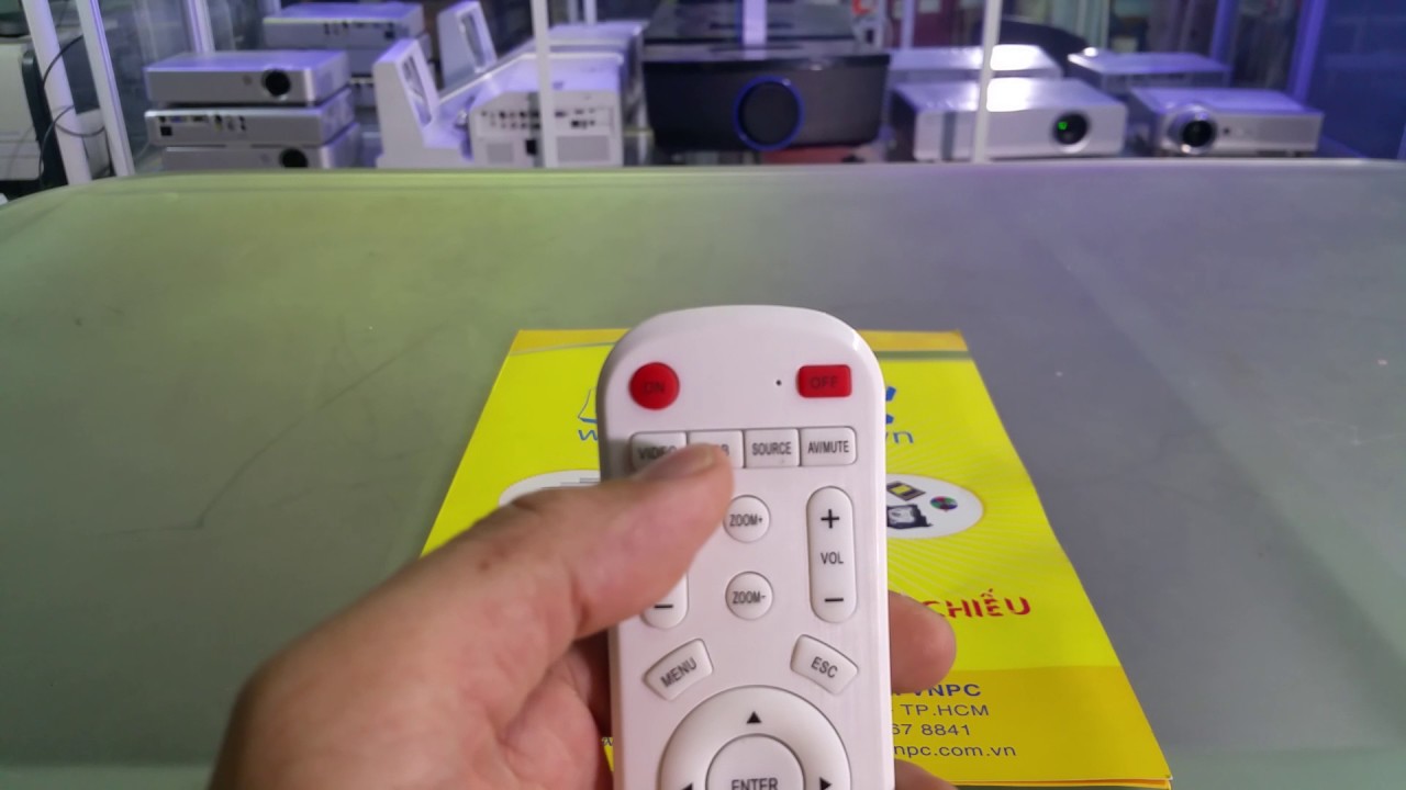 Cách điều khiển máy chiếu bằng remote