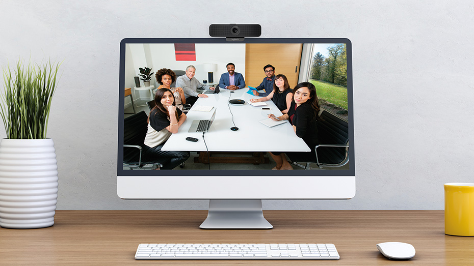 Webcam cho hội nghị truyền hình Logitech C925E được lắp đặt trên màn hình máy tính