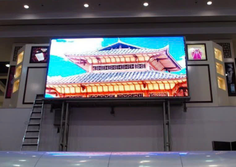 Màn hình LED P5 trong nhà hiển thị hình ảnh khá sắc nét với độ tương phản cao