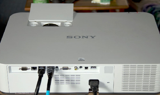 Mặt trên và mặt sau của máy chiếu Sony VPL-PWZ11
